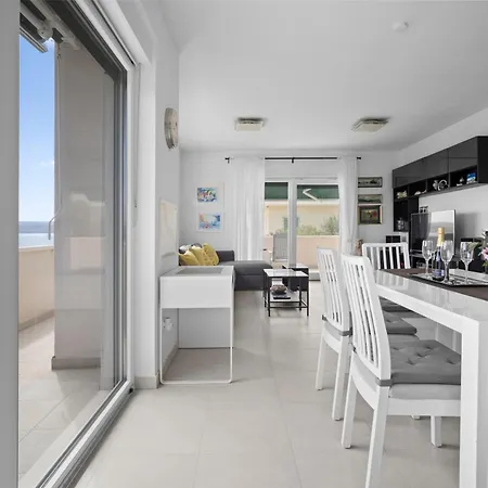 Apartment House , Seafront Pelegrin *