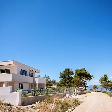 Apartment House , Seafront Pelegrin